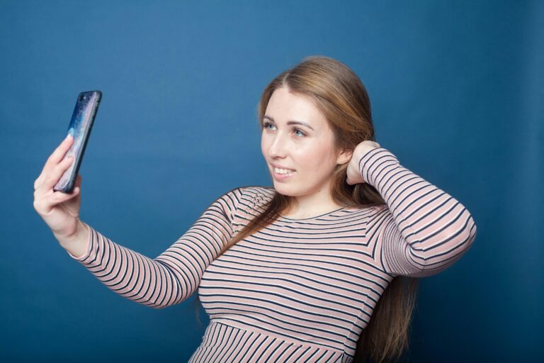 Hoe Social Media Influencers Narcisme Cultuur Vormgeven