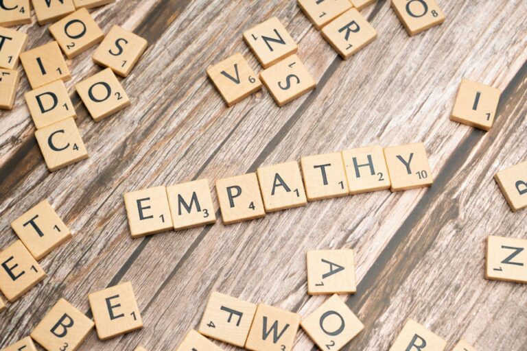 Waarom narcisten echte empathie vaak niet kunnen voelen