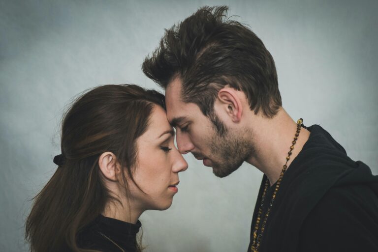Liefde in stilte: daten met een verborgen narcist vertelt