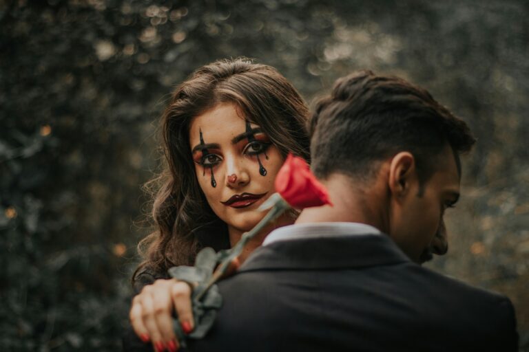 Empaths en narcisten: Waarom deze toxische klik blijft hangen